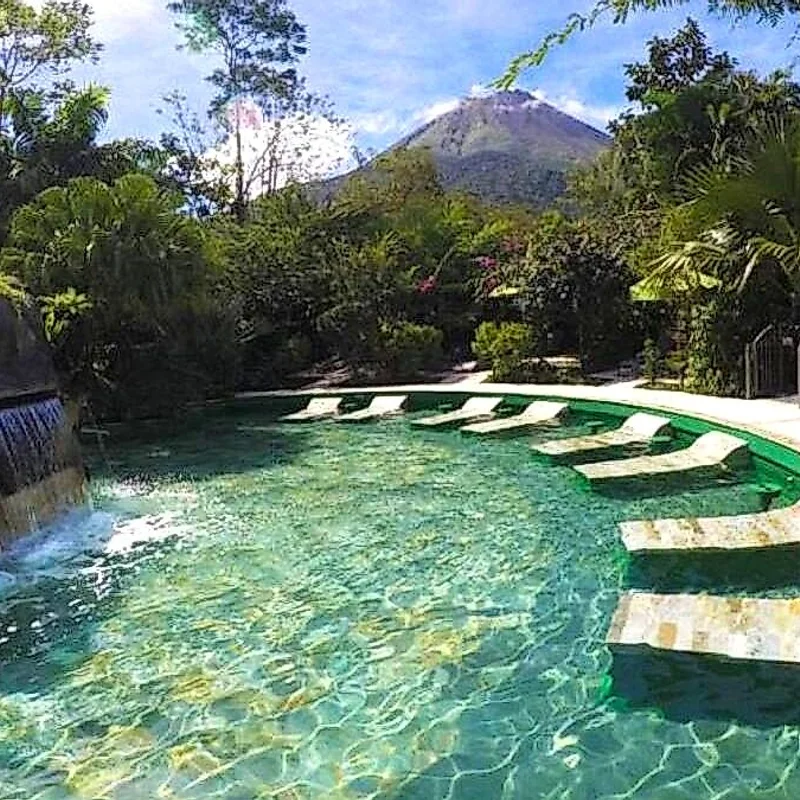 Baignade rafraîchissante dans les eaux cristallines de la cascade La Fortuna.