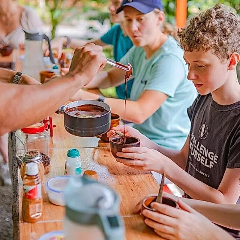 Expérience sensorielle d'apprentissage sur le cacao et la culture du chocolat au Costa Rica.