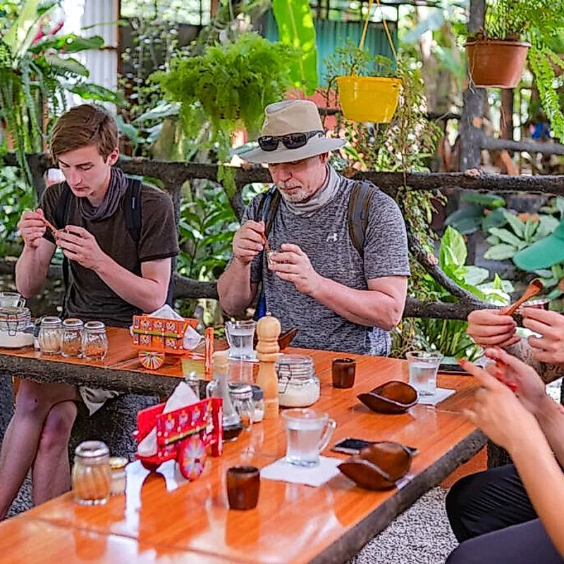 Processus traditionnel de fabrication de chocolat artisanal dans une ferme à La Fortuna.