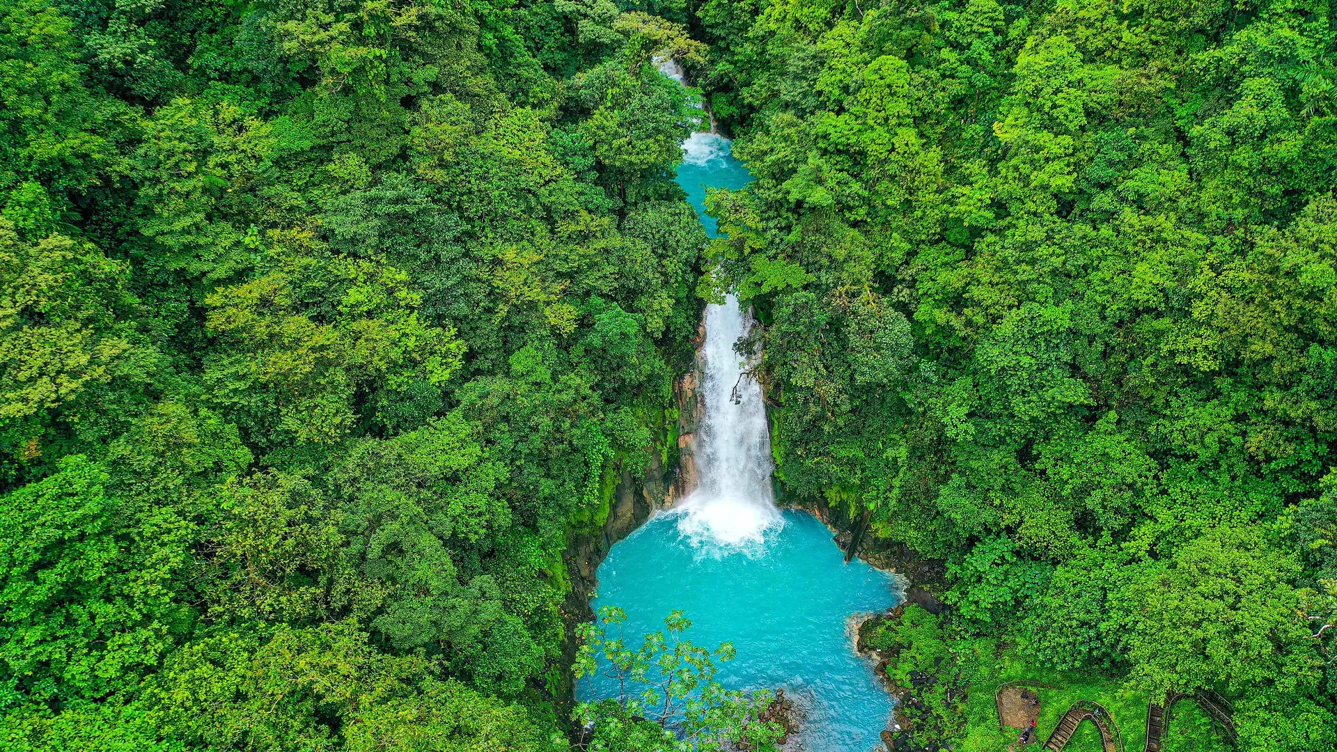 Paysage de rêve dans la forêt tropicale entourant la rivière la plus bleue du Costa Rica.