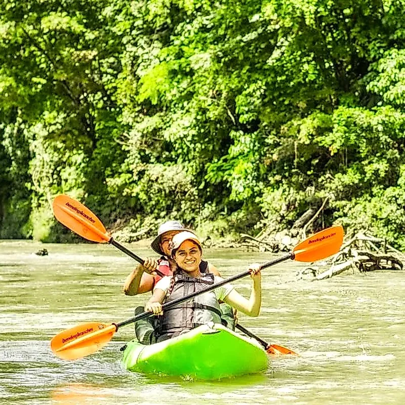 Couple profitant d'une excursion en kayak sur la rivière Peñas Blancas à La Fortuna, Costa Rica.