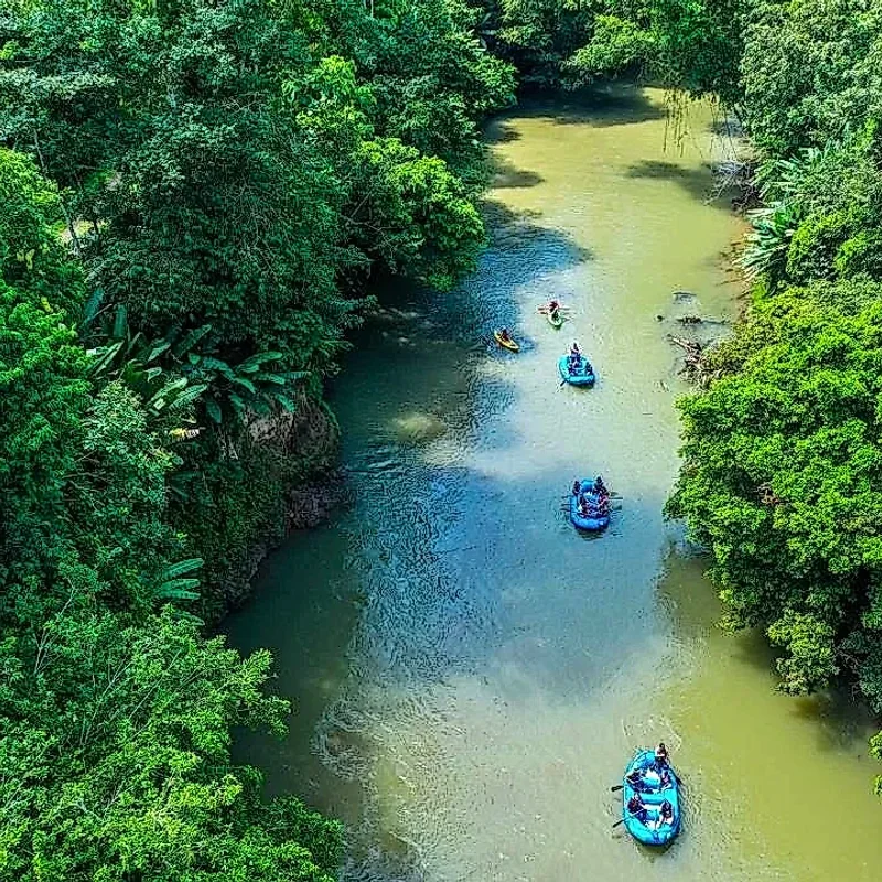 Radeau descendant paisiblement la rivière Peñas Blancas lors du Safari Float à La Fortuna.