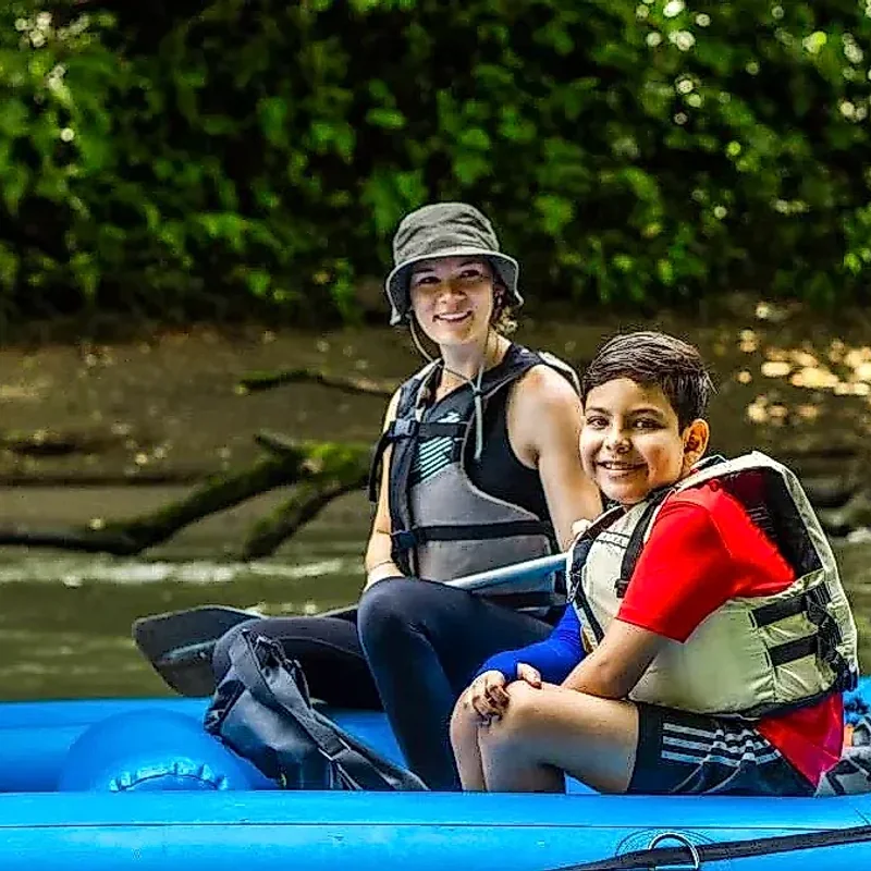 Touristen beobachten die Natur von einem Boot auf dem Fluss San Carlos, ein umweltfreundliches Erlebnis.