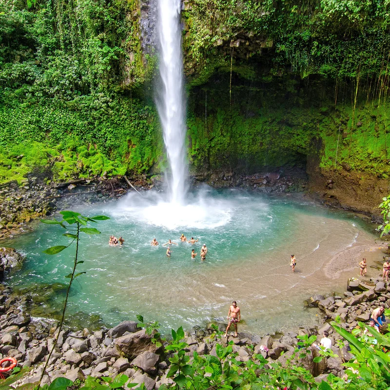 Ideale Kombination aus Fluss-Safari und einem Besuch des berühmtesten Wasserfalls von Arenal.