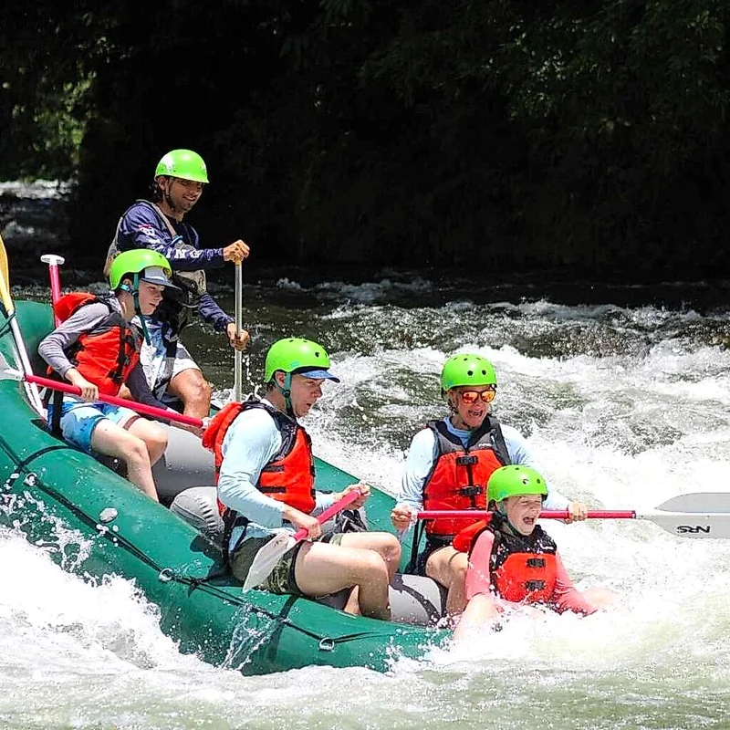 Groupe d'aventuriers naviguant dans des rapides de classe III sur la rivière Sarapiquí, Costa Rica.