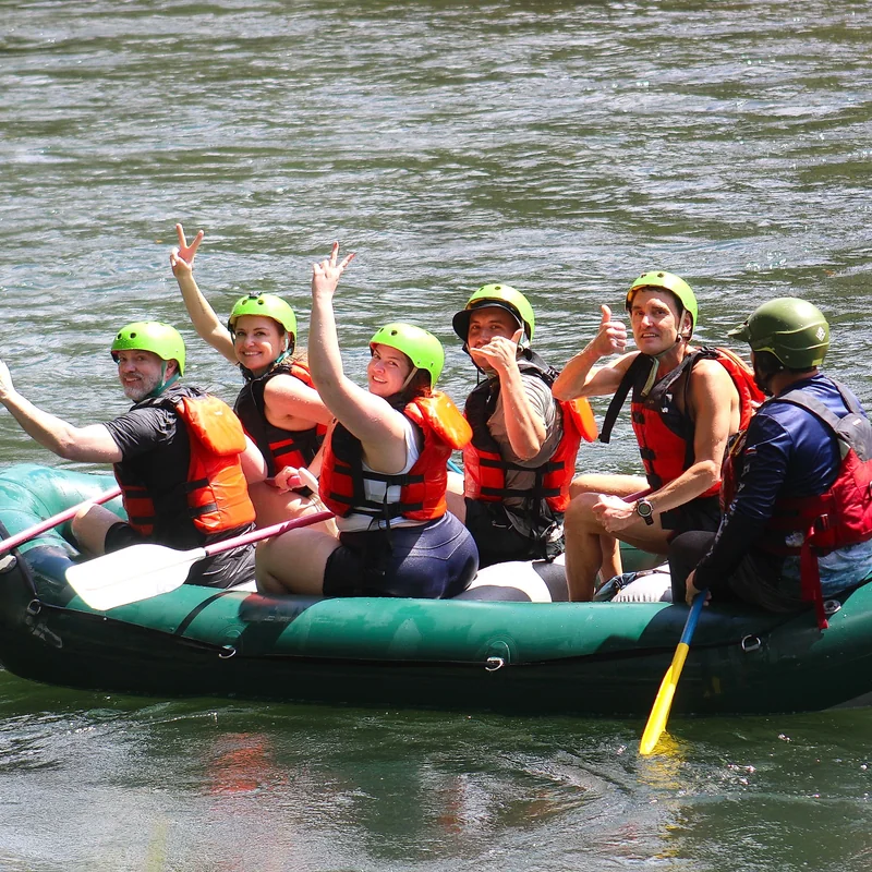 Actionreiches Rafting-Erlebnis in der Nähe des Vulkans Arenal mit zertifizierten Guides.
