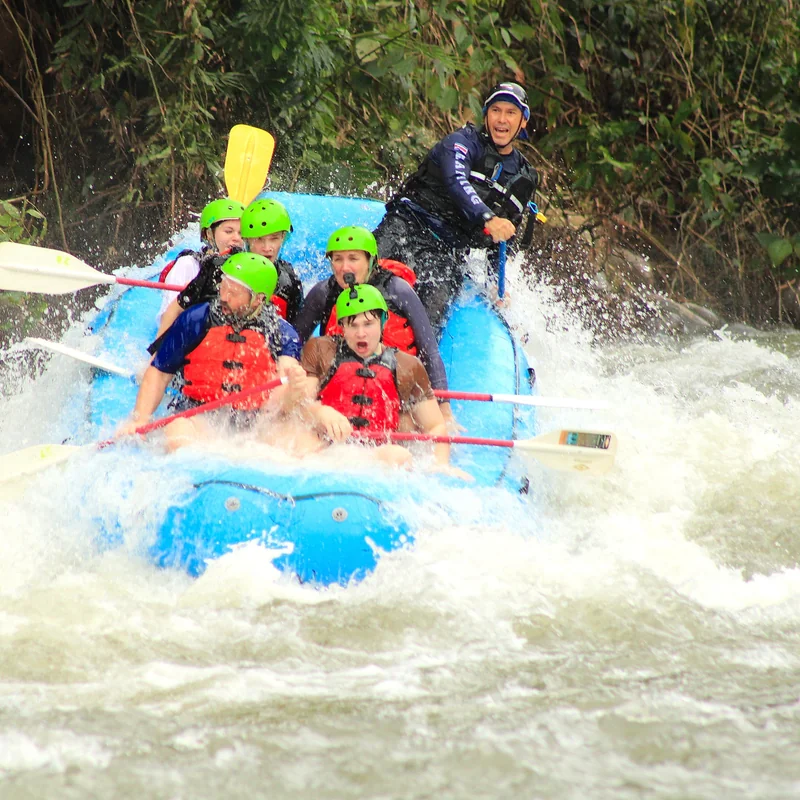 Aufregende Abfahrt auf dem Fluss Sarapiquí, umgeben von tropischem Regenwald.