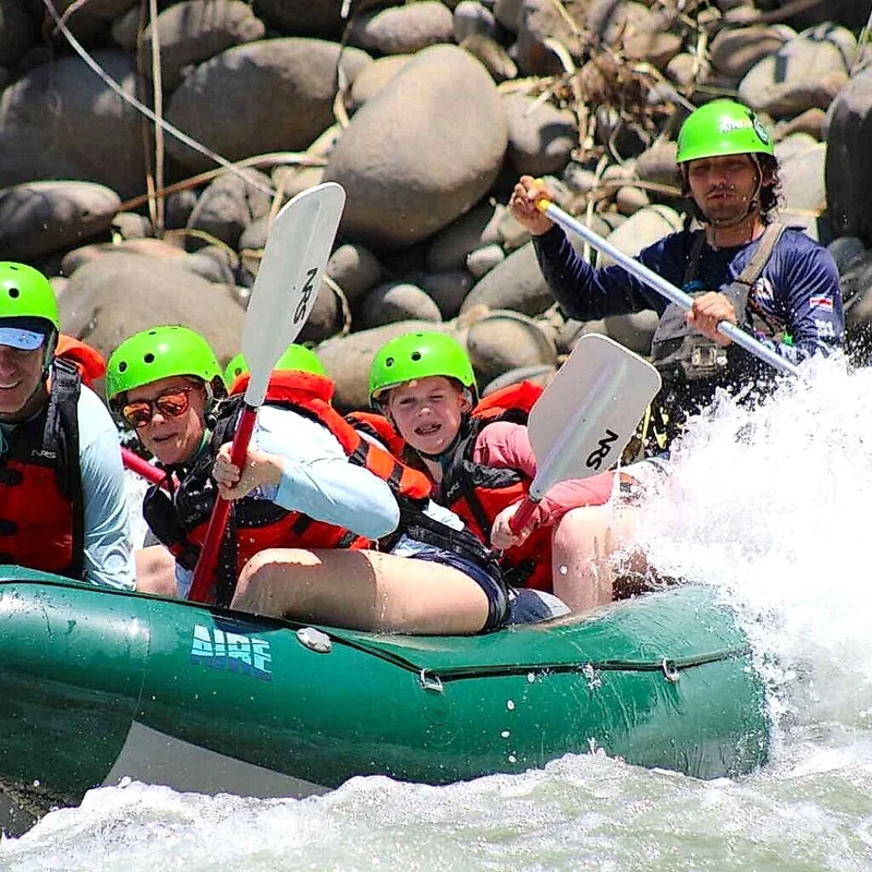 Rafting-Abenteuer der Klasse II, ideal für Familien in den kristallklaren Gewässern Costa Ricas.