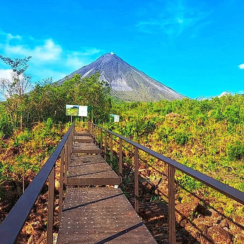 Atemberaubender Blick auf den Vulkan Arenal von den Wanderwegen des Nationalparks in La Fortuna.