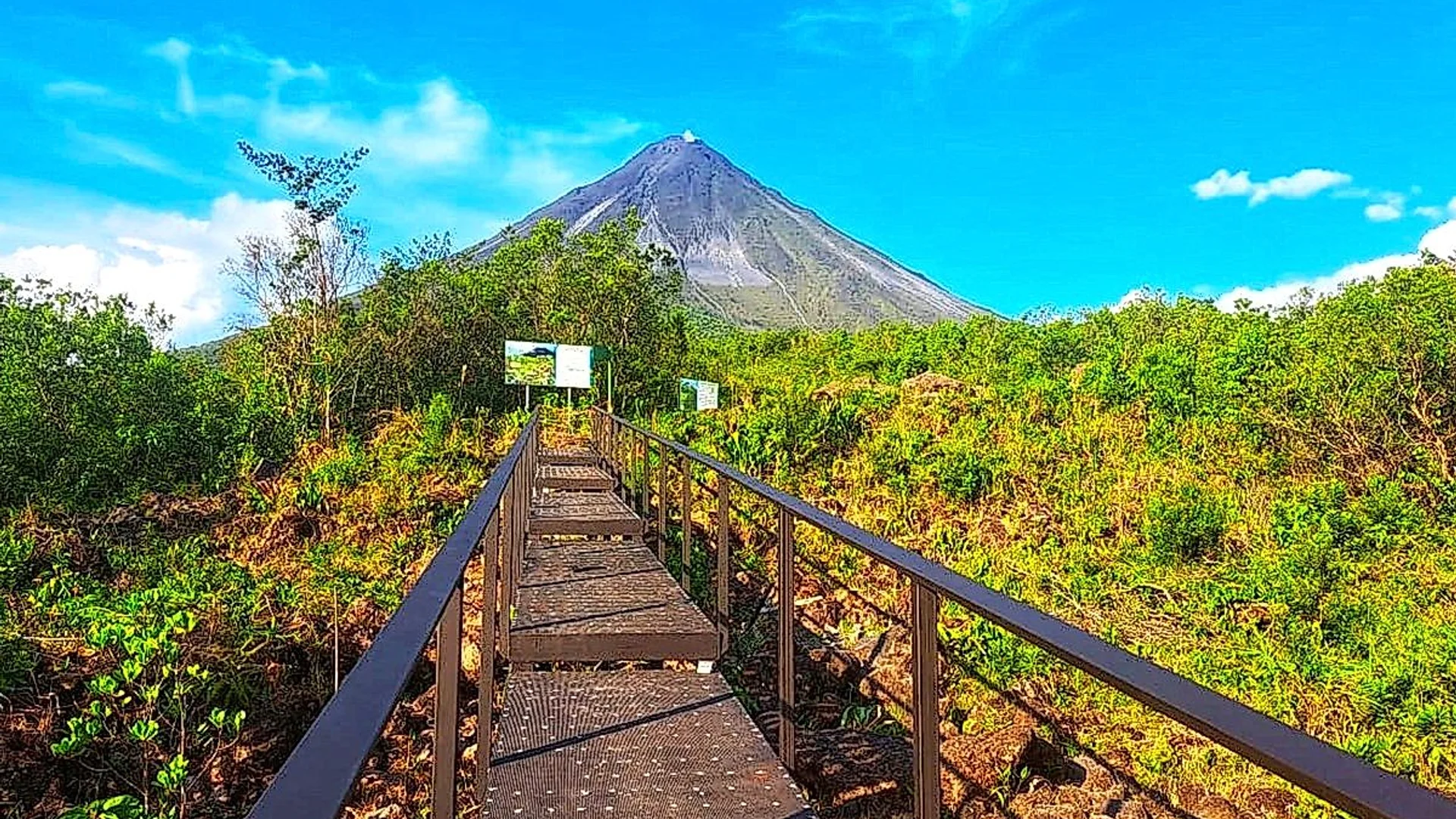 Impresionante vista del Volcán Arenal desde los senderos del Parque Nacional en La Fortuna.