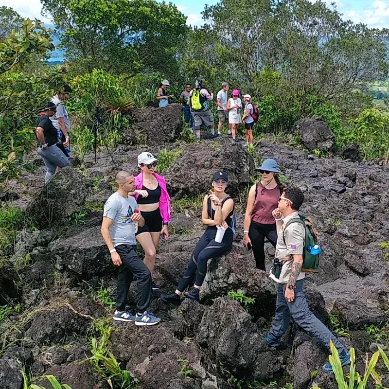 Randonnée sur les sentiers de lave du volcan Arenal avec vues panoramiques.